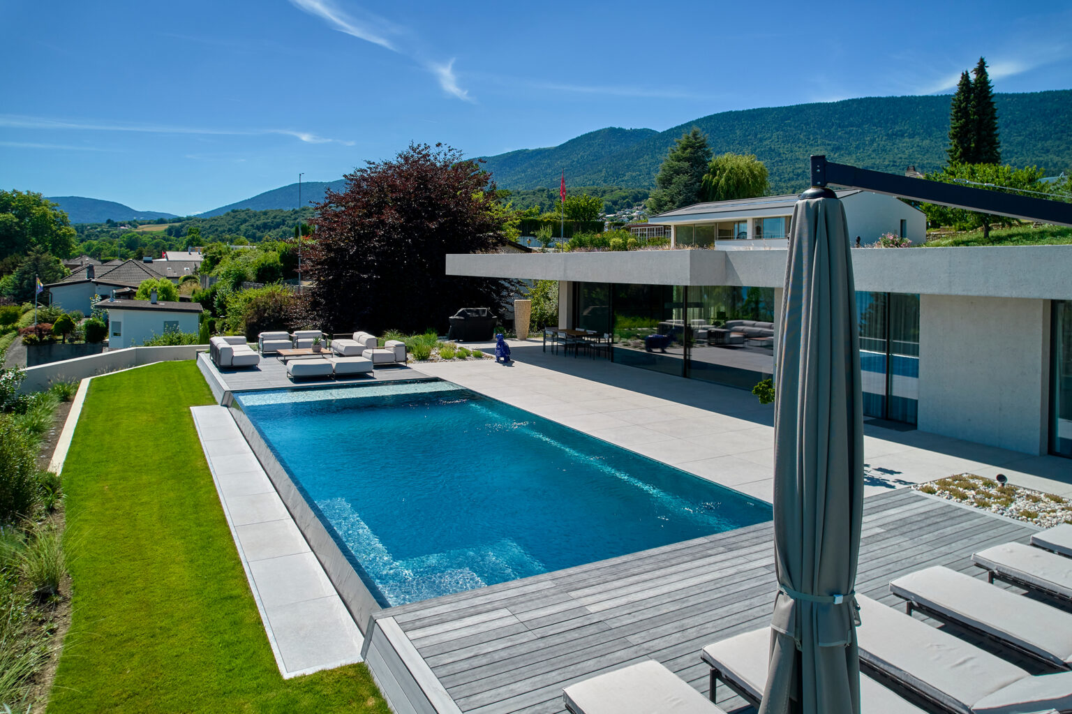 Piscine à débordement en cascade