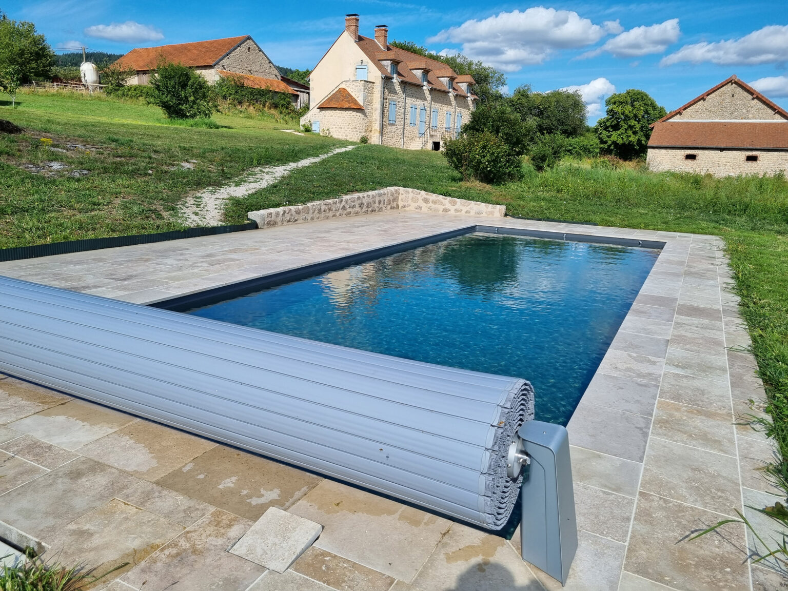 couverture ouverte de piscine - Piscines & Spas by Carré Vert