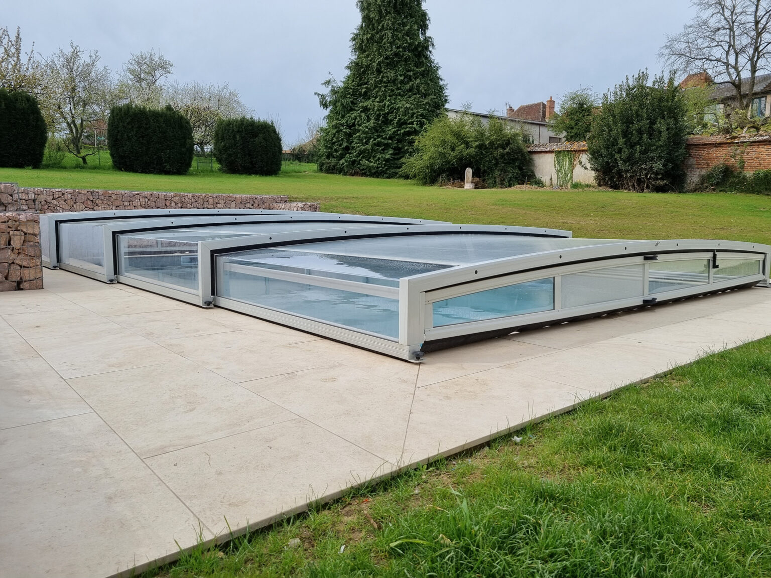 Piscine avec un abris bas - Piscines & Spas by Carré Vert