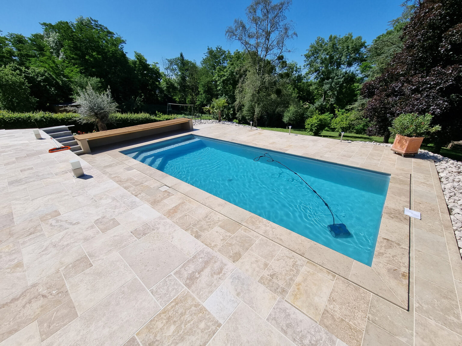 Piscine Extérieure avec Terrasse - Piscines & Spas by Carré Vert