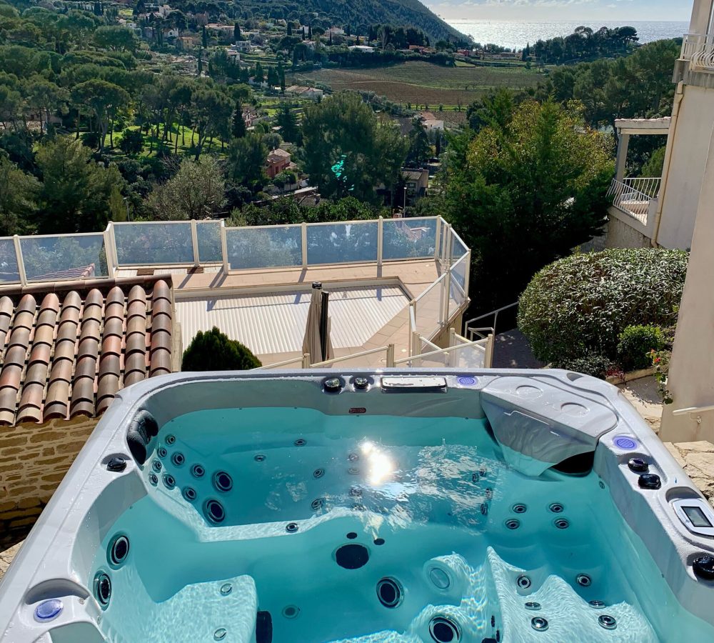 Spa sur une terrasse en pierre
