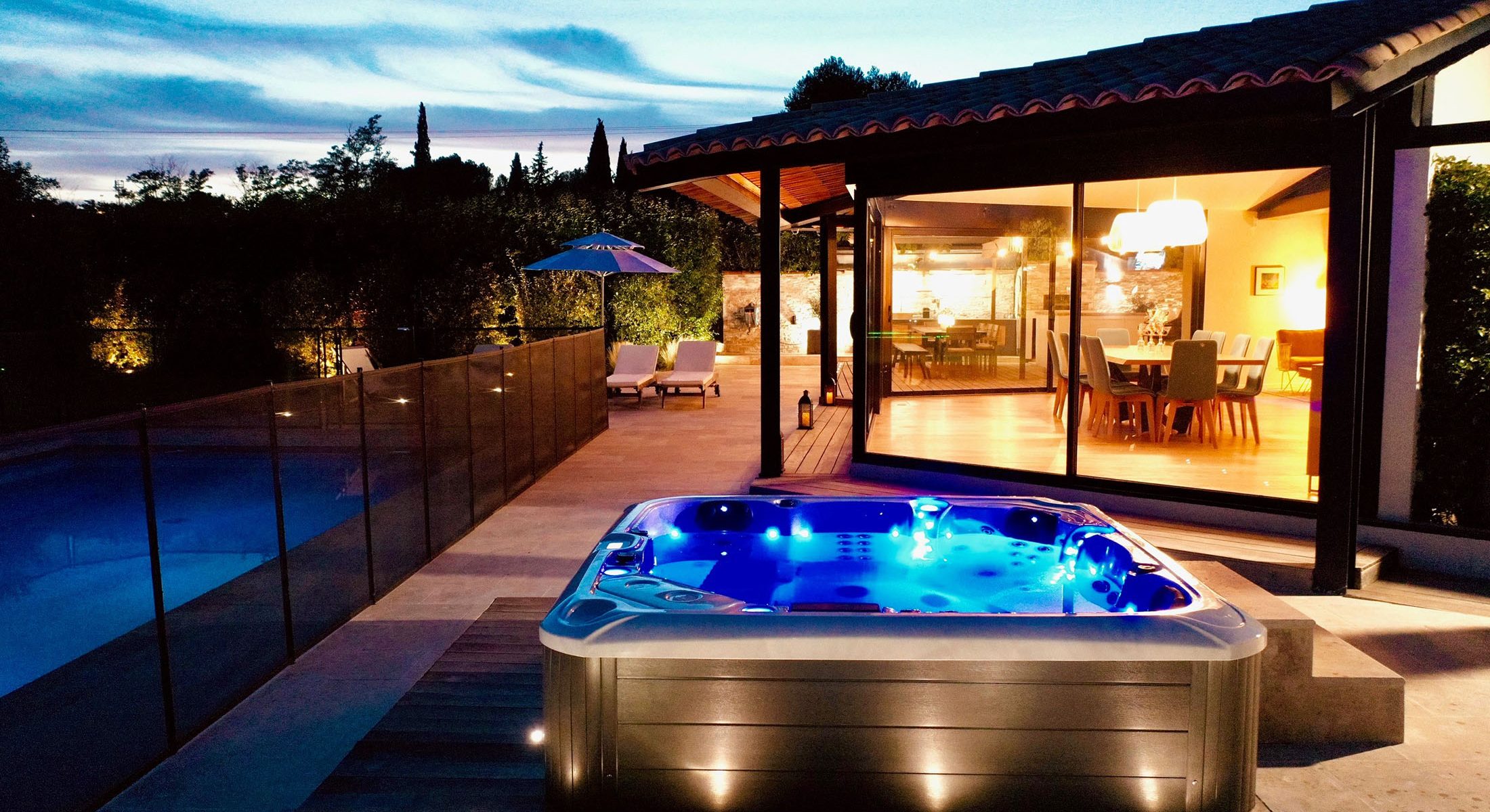 Aménagement jacuzzi extérieur convivial