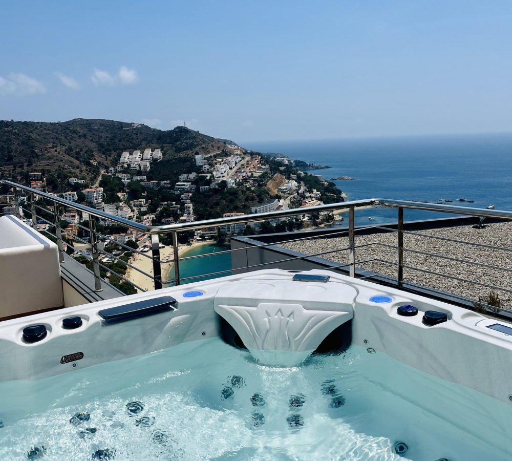 Spa extérieur en terrasse avec vue sur mer