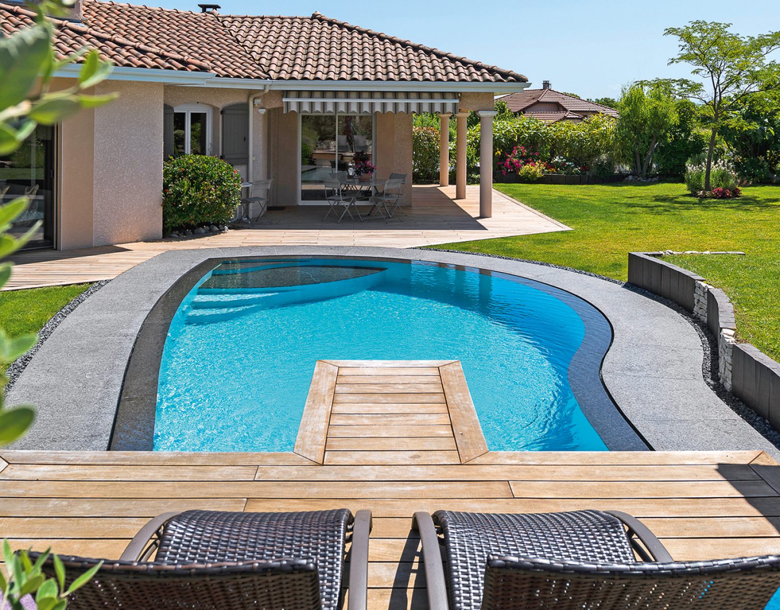 Piscine en maçonnerie de forme libre à débordement miroir