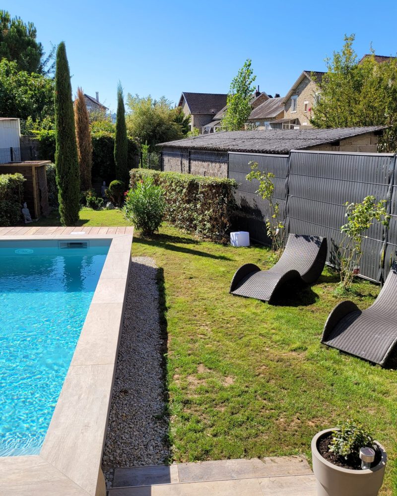 Mini-piscine en béton avec liner gris clair