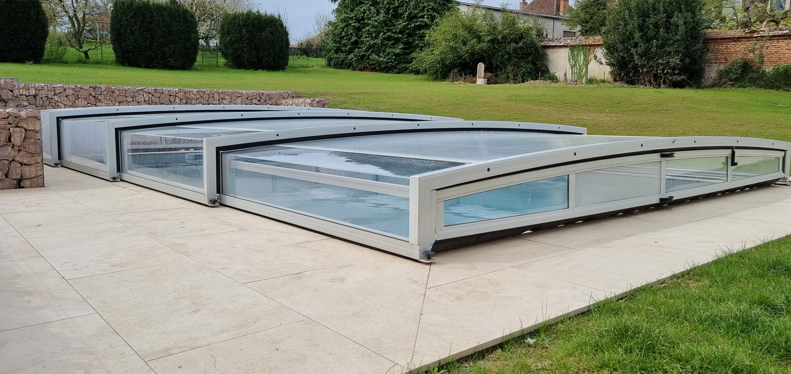 Piscine avec un abris bas - Piscines & Spas by Carré Vert