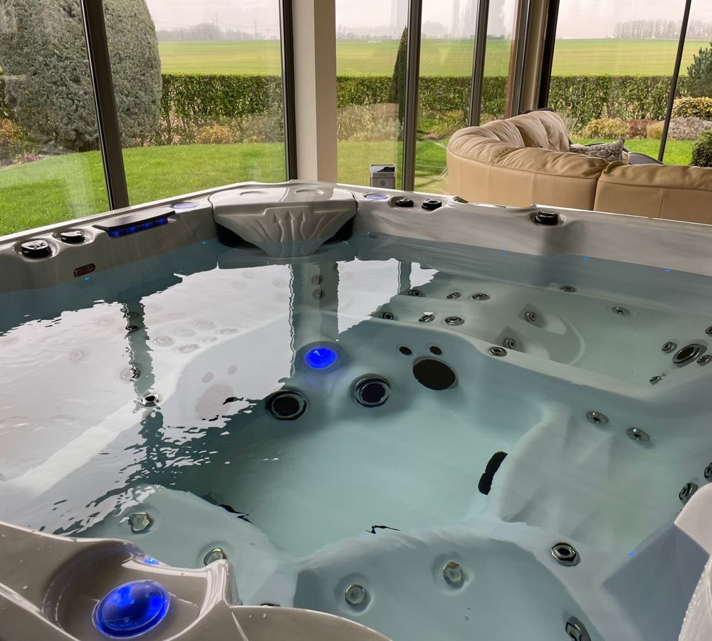 Espace détente avec un spa haut de gamme