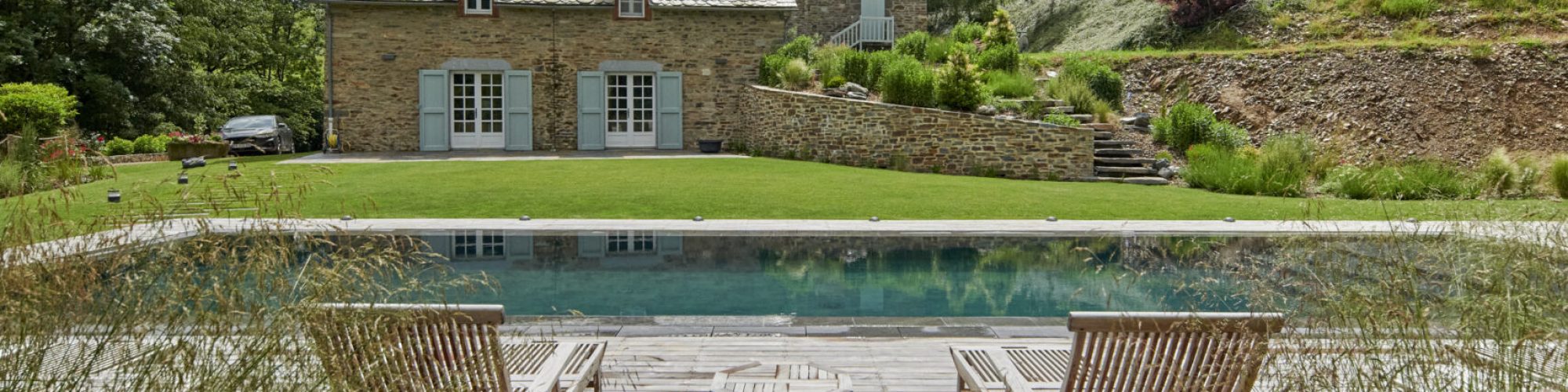 Une piscine à débordement en extérieur